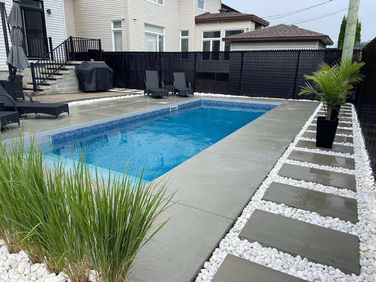 Plage de piscine en pavé avec dalles et pierre décorative
